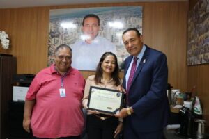 Carlão congratula os empresários Tomiyo Zumilka e Josemar Ferreira destacando contribuição para o desenvolvimento econômico local
