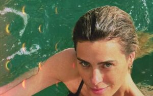 Carolina Dieckmmann exibe curvas após férias na Bahia: "Brisa"