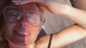 Carolina Dieckmmann renova bronzeado e posa de biquíni preto