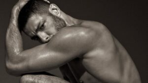 Cauã Reymond faz ensaio sensual inspirado em César de "Vale Tudo"