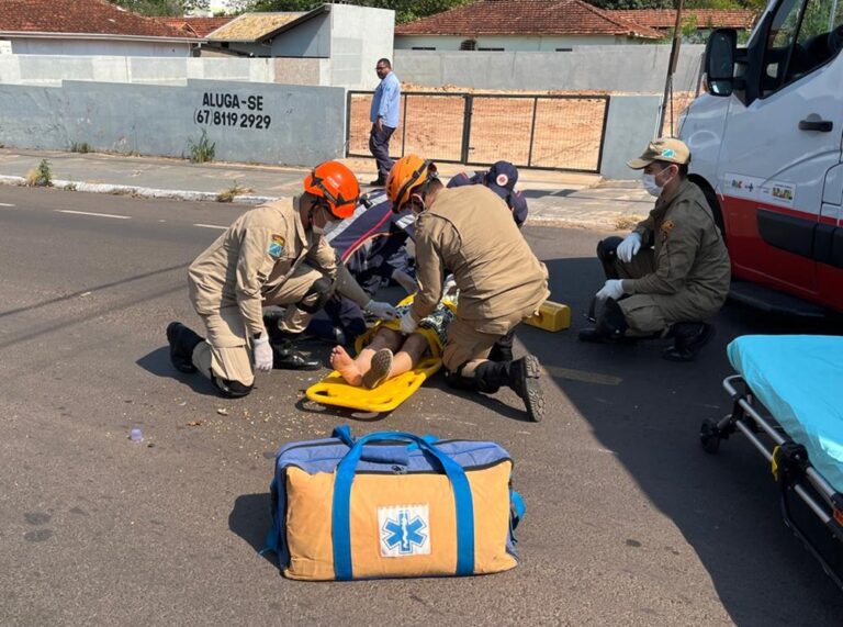 Colisão entre carro e motocicleta deixa senhora ferida no centro de Coxim