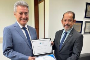 Deputado Roberto Hashioka entrega moção de congratulação ao presidente do CRA-MS