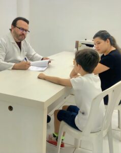 Dr. Lívio articula mutirão ocular para estudantes da rede pública municipal