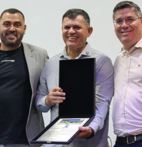 Dr. Victor Rocha entrega Título de “Visitante Ilustre” ao General de Brigada Jason Silva Diamantino durante culto na Igreja Verbo da Vida Tiradentes