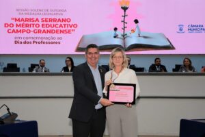Dr. Victor Rocha homenageia a médica e professora Claudia Emília Lang com a Medalha “Marisa Serrano do Mérito Educativo Campo-Grandense” pelo Dia do Professor
