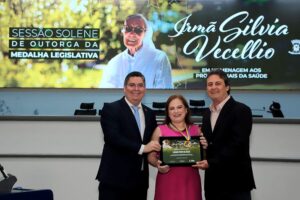 Dr. Victor Rocha homenageia profissionais da saúde com a Medalha Irmã Silvia Vecellio