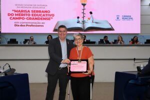 Dr. Victor Rocha presta homenagem no Dia do Professor a educadora Marluci Brasil de Castro com a Medalha “Marisa Serrano do Mérito Educativo Campo-Grandense”