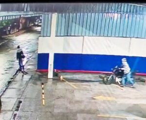 Dupla furta motocicleta no estacionamento de supermercado em Coxim: Veja o vídeo