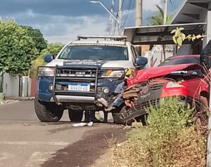 Durante perseguição a motociclista, viatura do Gtran se envolve em colisão com carro em Coxim