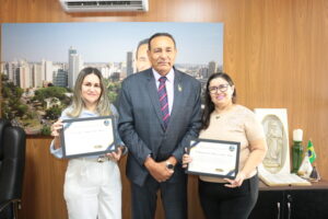 Em reconhecimento à trajetória profissional, Carlão entrega Moção a Assistente Social Antônia de Souza e a Professora Ana Lúcia