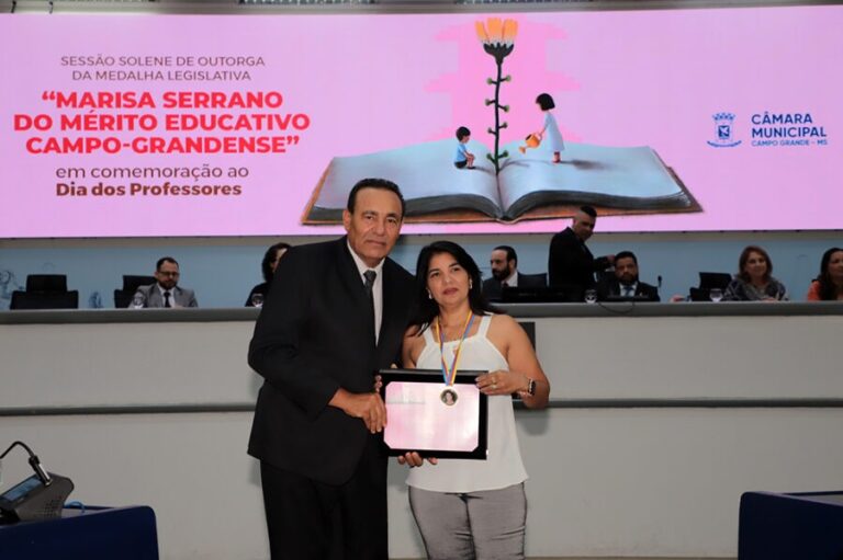 Em reconhecimento aos educadores da Capital, vereador Carlão entrega Medalha Legislativa aos professores Cláudia Vilela e Alex da Costa