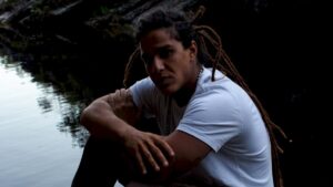 Emmano mergulha na afrorreligiosidade em 'Gira de Esquerda'