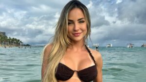 Ex-BBB Gabi Martins posa de biquíni em praia de Maceió