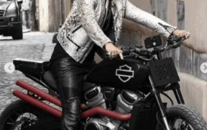 Famosos que são apaixonados por motos e mandam bem pilotando