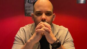 Felipe Alves relembra bastidores na TV e no teatro