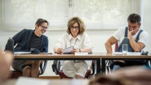 Fernanda Torres posa com Bruno Mazzeo em bastidores de novo filme