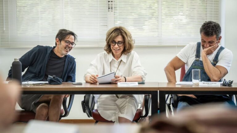 Fernanda Torres posa com Bruno Mazzeo em bastidores de novo filme
