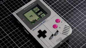 Lego Game Boy modificado com chips reais da Nintendo, tela funcional e botões operacionais