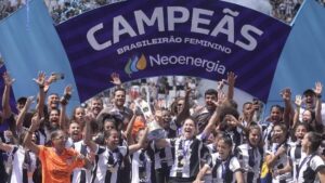 Globo deixa Marcos Mion de lado para apostar em futebol feminino