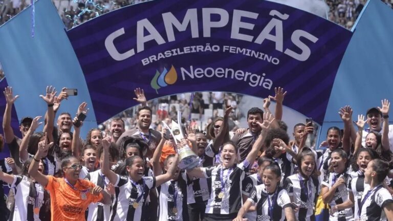 Globo deixa Marcos Mion de lado para apostar em futebol feminino