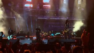 Guns N’ Roses
faz show nostálgico em SP com homenagem ao Ozzy