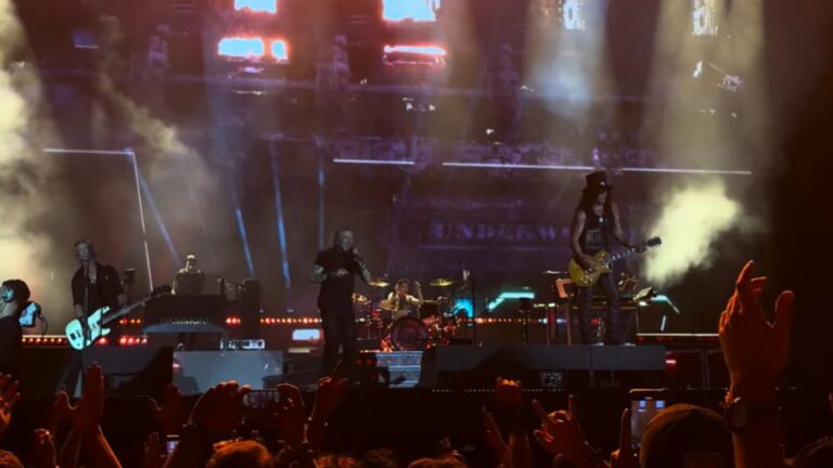 Guns N’ Roses
faz show nostálgico em SP com homenagem ao Ozzy