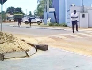 Homem acusado de atacar adolescente tenta escapar após audiência em Coxim