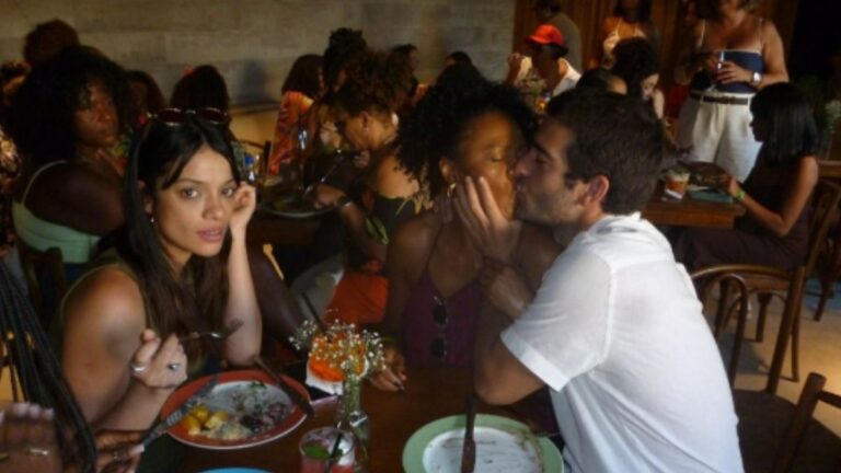Humberto Carrão beija Edvana Carvalho em festa do elenco