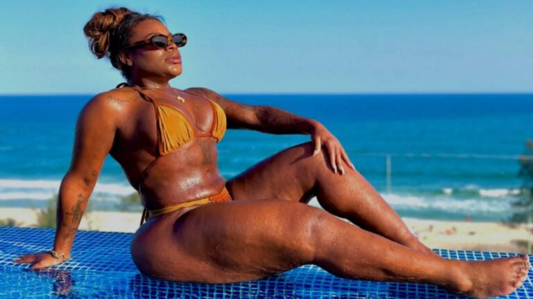 Jojo Todynho exibe boa forma em biquíni e celebra nova fase