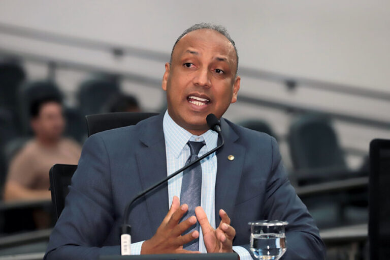 Junior Coringa solicita limpeza de praças e manutenção de iluminação pública em bairros da Capital