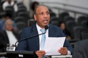 Junior Coringa solicita operação tapa-buracos e redutores de velocidade em bairros da Capital