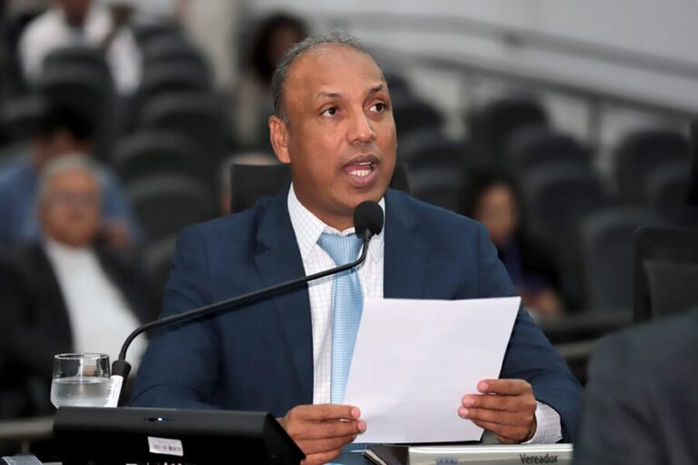 Junior Coringa solicita operação tapa-buracos e redutores de velocidade em bairros da Capital