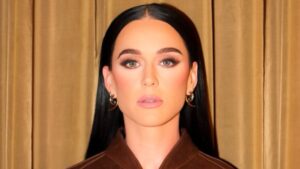 Katy Perry e ex-premiê canadense são flagrados aos beijos