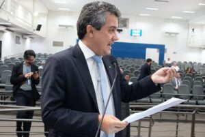 Landmark sai em defesa de administrativos da Educação contra projeto ‘presente de grego’ da Prefeitura