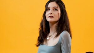 Malu Azevedo se destaca como nova voz da MPB em EP de estreia