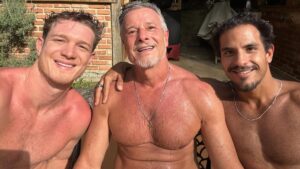 Marcello Novaes posa descamisado com os filhos, Pedro e Diogo