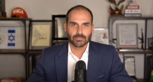 Moraes dá 5 dias para PGR opinar sobre prisão de Eduardo Bolsonaro