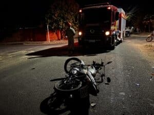 Motociclista fica ferido após colisão em cruzamento no Bairro Santo André