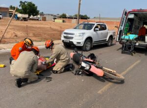 Motociclista passa mal e colide contra caminhonete estacionada em avenida de Coxim