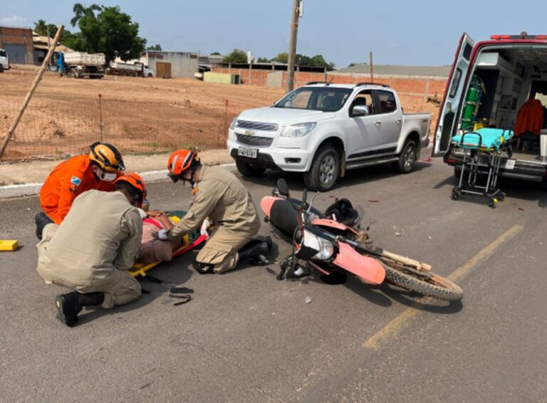 Motociclista passa mal e colide contra caminhonete estacionada em avenida de Coxim