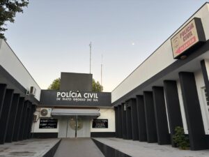 Mulher é levada à delegacia após desacatar médico durante atendimento em unidade de saúde de Coxim