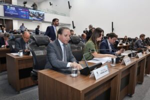 Parlamentares devem apreciar dez propostas na sessão desta quinta-feira