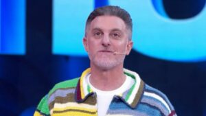 Pergunta inesperada deixa Luciano Huck sem reação ao vivo