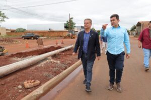 Prefeito e senador Nelsinho Trad vistoriam obras de asfalto do Parque dos Jequitibás