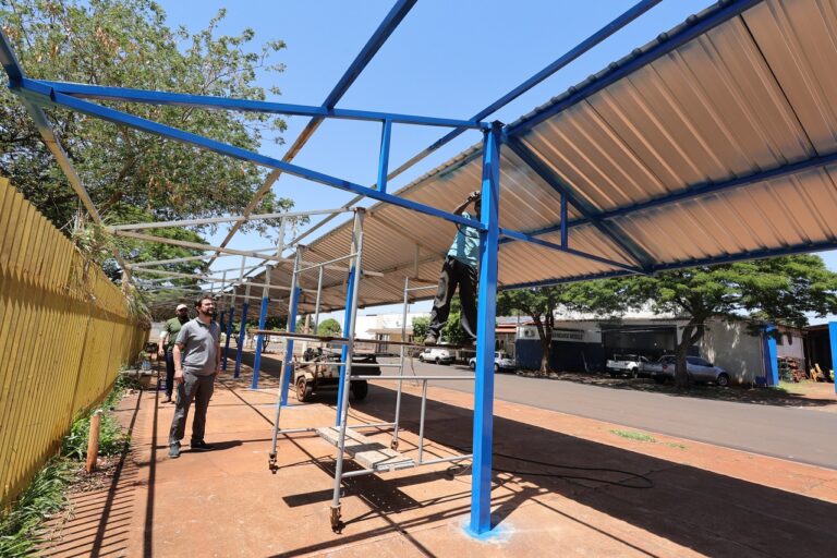 Prefeitura instala estrutura fixa e coberta para feirantes na Praça do Cinquentenário