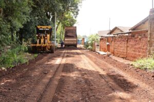 Prefeitura leva melhorias para o bairro Estrela Porã e anuncia limpeza de área verde