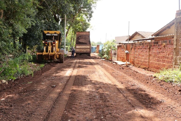 Prefeitura leva melhorias para o bairro Estrela Porã e anuncia limpeza de área verde
