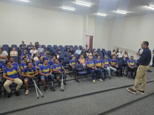 Prefeitura realiza entrega de camisetas para atletas contemplados com o Auxílio-Atleta 2025