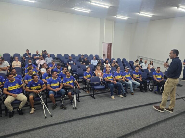 Prefeitura realiza entrega de camisetas para atletas contemplados com o Auxílio-Atleta 2025