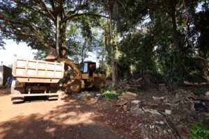 Prefeitura realiza limpeza em área de preservação no Bairro Estrela Porã